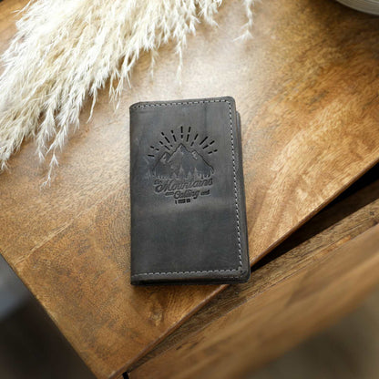 Handcrafted mini journal in full-grain leather with sewn edges, ideal for quick notes and personalization.